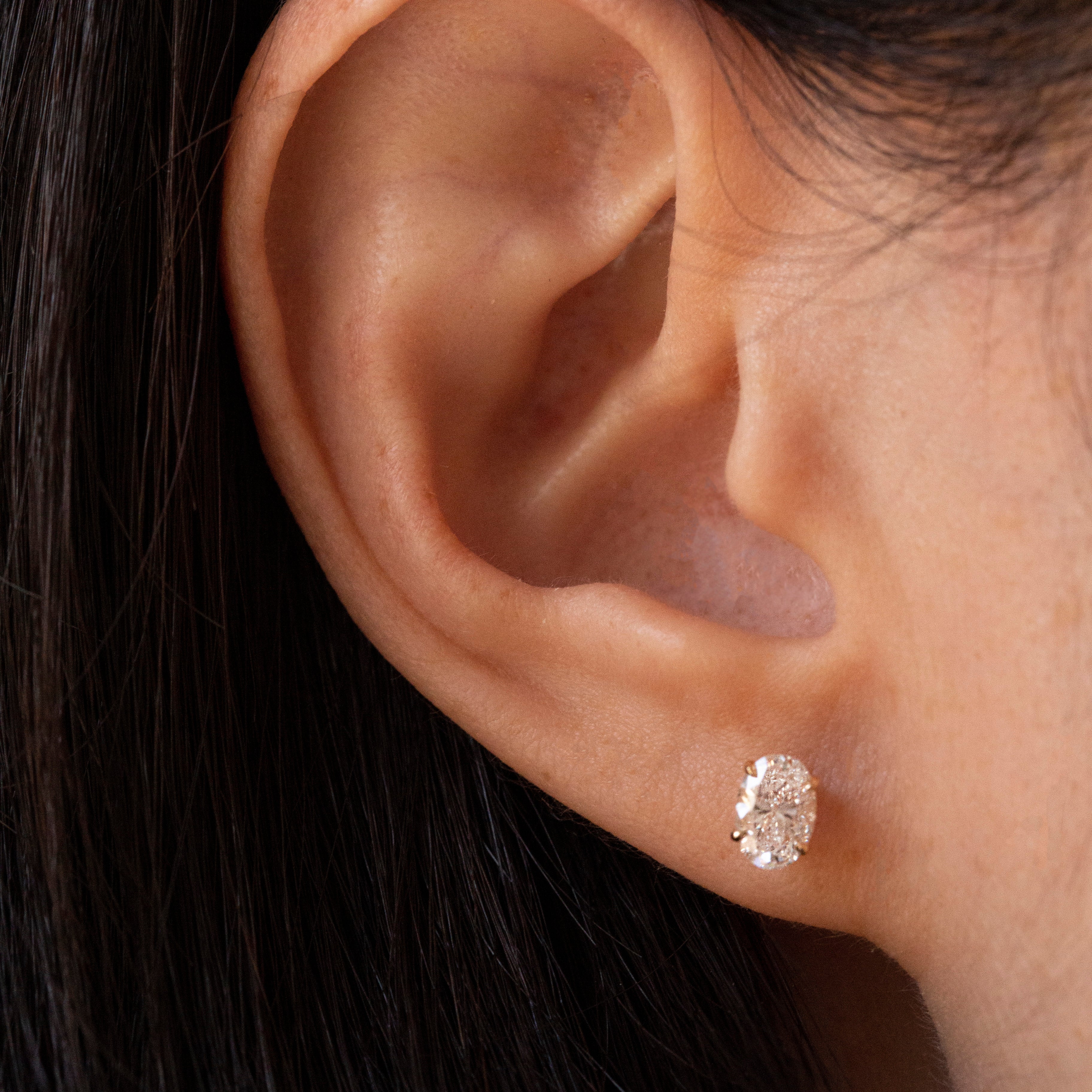 oval diamond solitaire stud earring