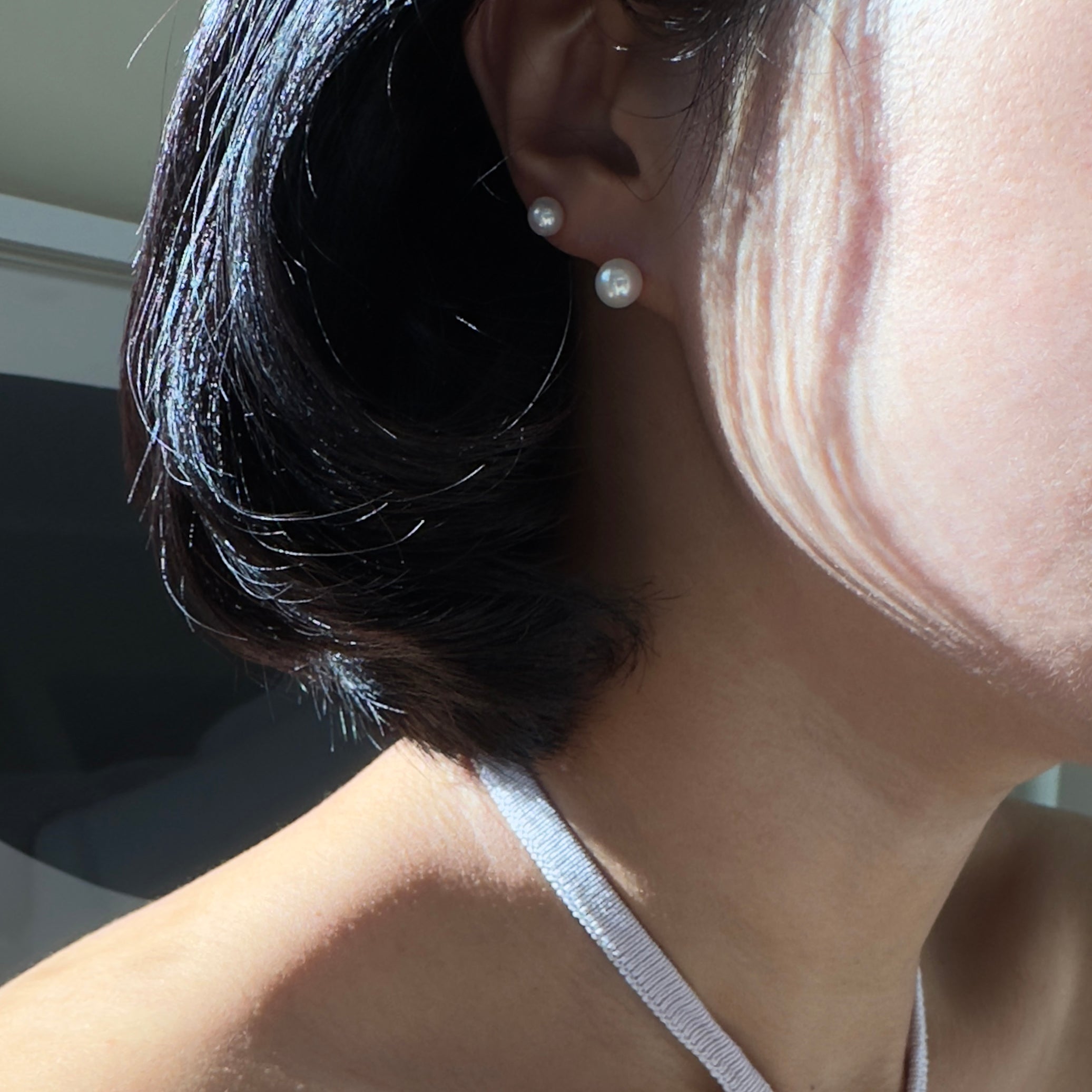 Round 14K Solid Gold Genuine White Pearl Pushback Earrings
These exquisite round 14k solid gold genuine white cultured pearl earrings are crafted using the finest quality pearls mounted on solid 14-karat gold posts. A luxurious choice, these earrings make the perfect accessory for any outfit, complimenting the luster of the pearls' white body color and fine sheen. Enjoy the luxurious and elegance of these beautiful earrings. These timeless beauties come in three sizes: 5mm, 6mm, and 7mm.