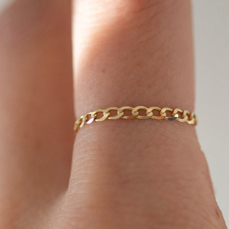 Shinny flat cuban chain ring in 14k gold
This ring is more than just a piece of jewelry- it's a luxurious way to add some shine to your ensemble. Made from high-quality 14k gold, it's designed to last and to elevate your style. Perfect as a stacking ring or by itself.