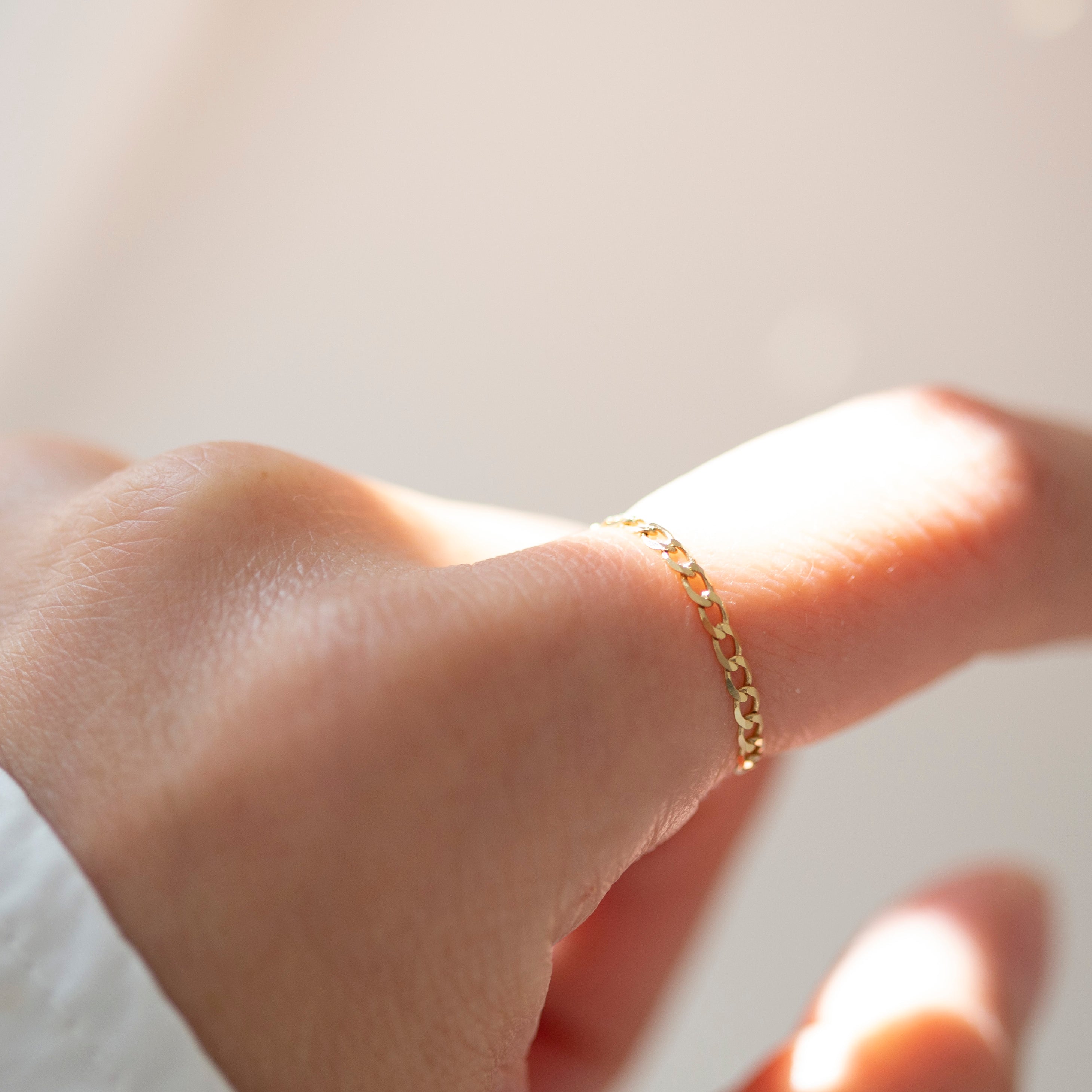 hinny flat cuban chain ring in 14k gold
This ring is more than just a piece of jewelry- it's a luxurious way to add some shine to your ensemble. Made from high-quality 14k gold, it's designed to last and to elevate your style. Perfect as a stacking ring or by itself.
