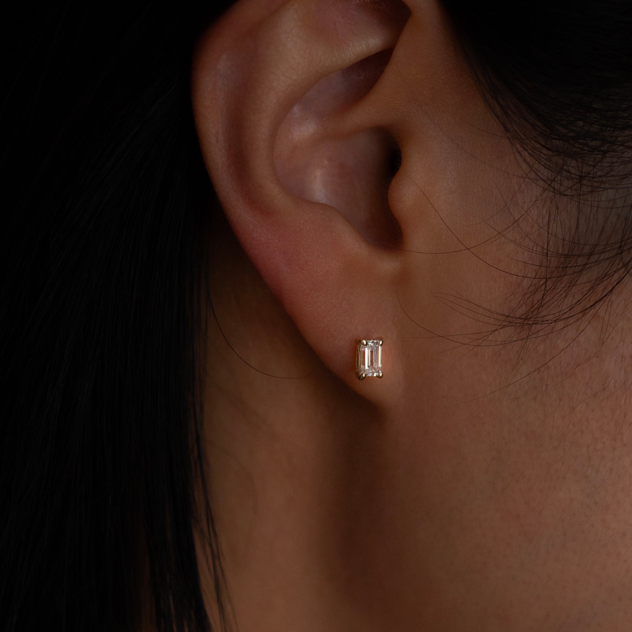 The backing is a ball screw back for 24 hour of comfort.
Perfect every day size, not too small not too overly big.
Minimalist setting makes the diamond stone stand out even more.
Timeless, versatility must have earrings.
Wear it as a solitaire stud or as a diamond ear stack for multiple piercings.
Made with high quality lab grown diamonds.