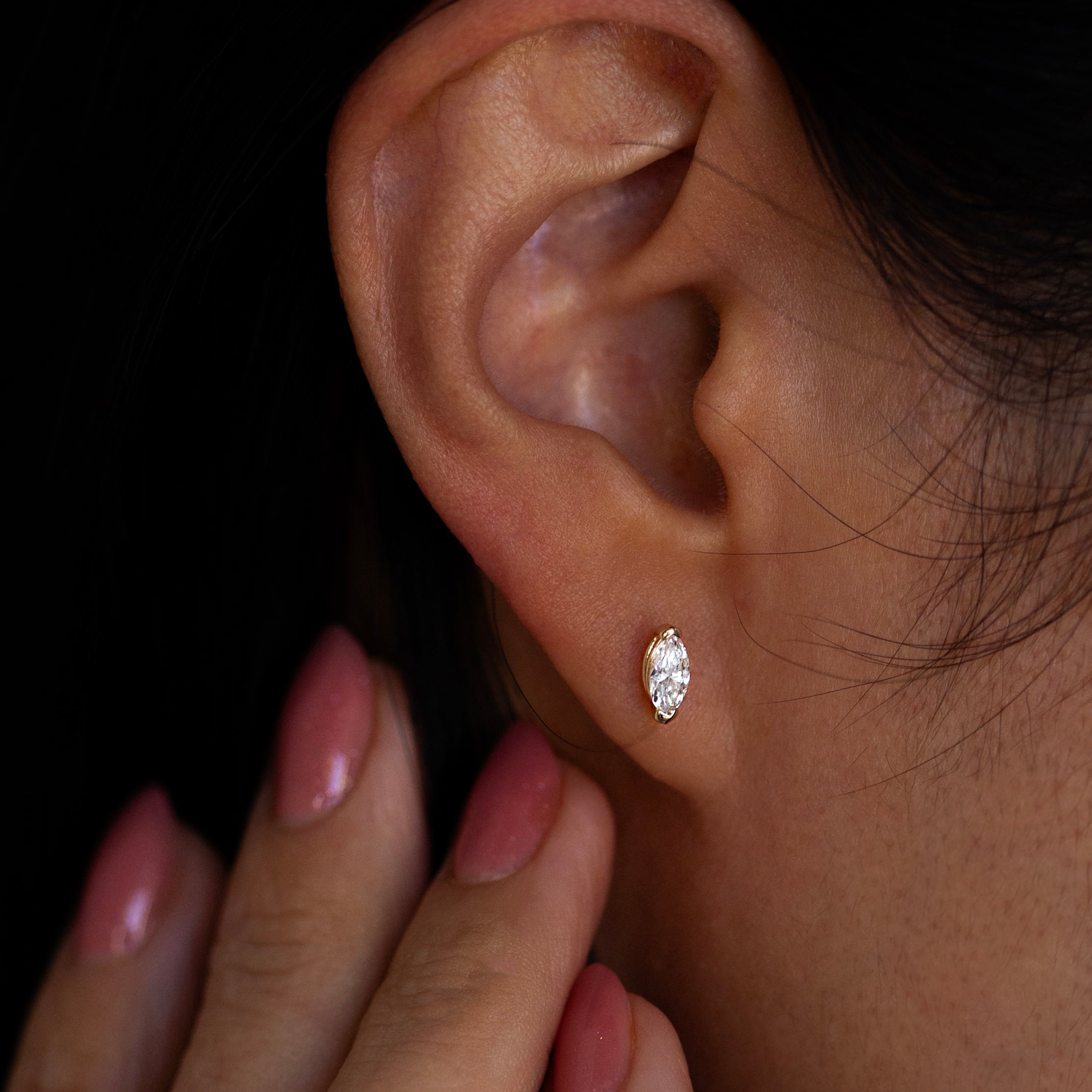 The backing is a ball screw back for 24 hour of comfort.
Perfect every day size, not too small not too overly big.
Minimalist setting makes the diamond stone stand out even more.
Timeless, versatility must have earrings.
Wear it as a solitaire stud or as a diamond ear stack for multiple piercings.
Made with high quality lab grown diamonds.