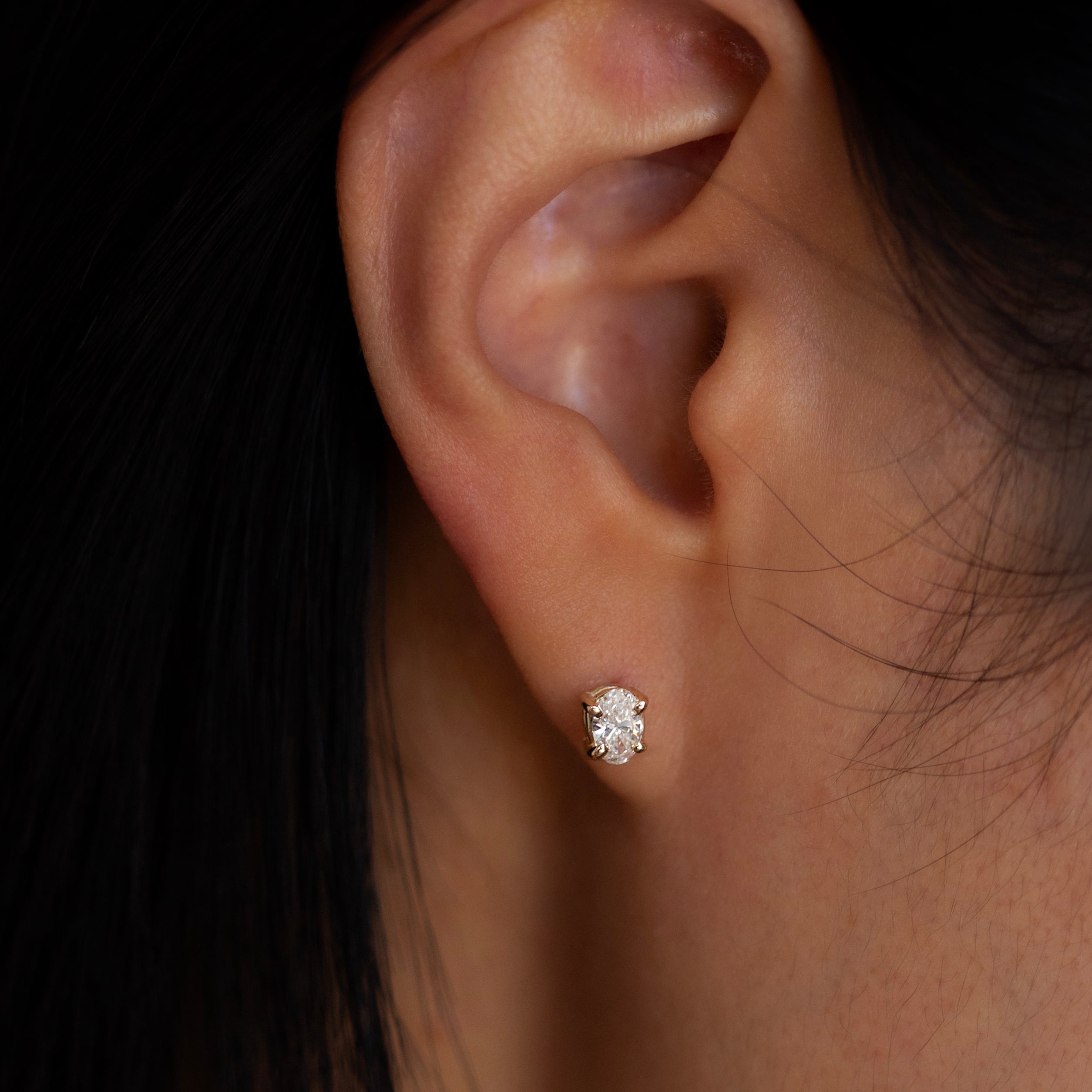 The backing is a ball screw back for 24 hour of comfort.
Perfect every day size, not too small not too overly big.
Minimalist setting makes the diamond stone stand out even more.
Timeless, versatility must have earrings.
Wear it as a solitaire stud or as a diamond ear stack for multiple piercings.
Made with high quality lab grown diamonds.