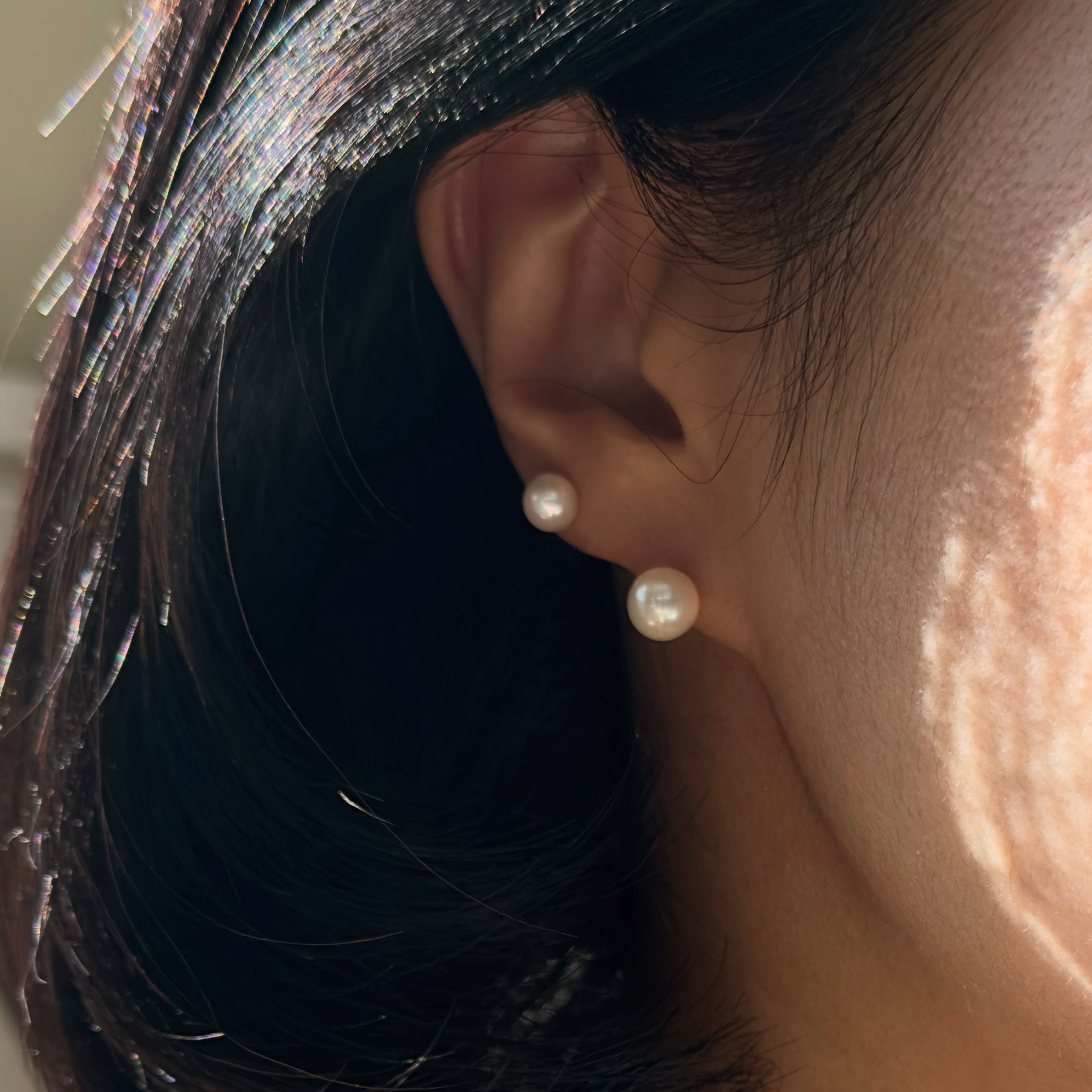 Round 14K Solid Gold Genuine White Pearl Pushback Earrings
These exquisite round 14k solid gold genuine white cultured pearl earrings are crafted using the finest quality pearls mounted on solid 14-karat gold posts. A luxurious choice, these earrings make the perfect accessory for any outfit, complimenting the luster of the pearls' white body color and fine sheen. Enjoy the luxurious and elegance of these beautiful earrings. These timeless beauties come in three sizes: 5mm, 6mm, and 7mm.