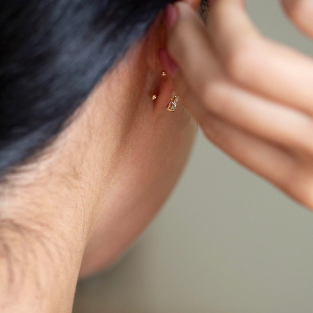 The backing is a ball screw back for 24 hour of comfort.
Perfect every day size, not too small not too overly big.
Minimalist setting makes the diamond stone stand out even more.
Timeless, versatility must have earrings.
Wear it as a solitaire stud or as a diamond ear stack for multiple piercings.
Made with high quality lab grown diamonds.
