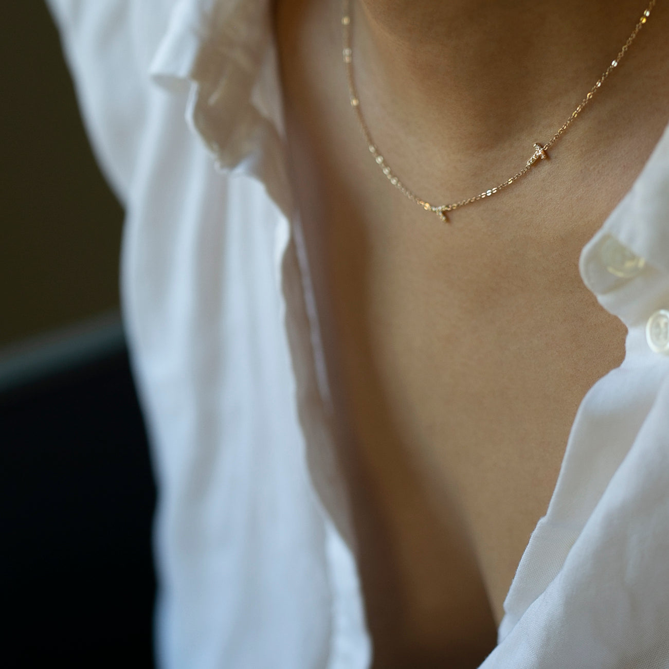 Discover the perfect addition to your jewelry collection with our Personalized Asymmetrical 14k solid gold initials necklace. This simple and minimalistic necklace is perfect for everyday wear, whether you choose to wear it alone or layer it with your favorite necklaces.