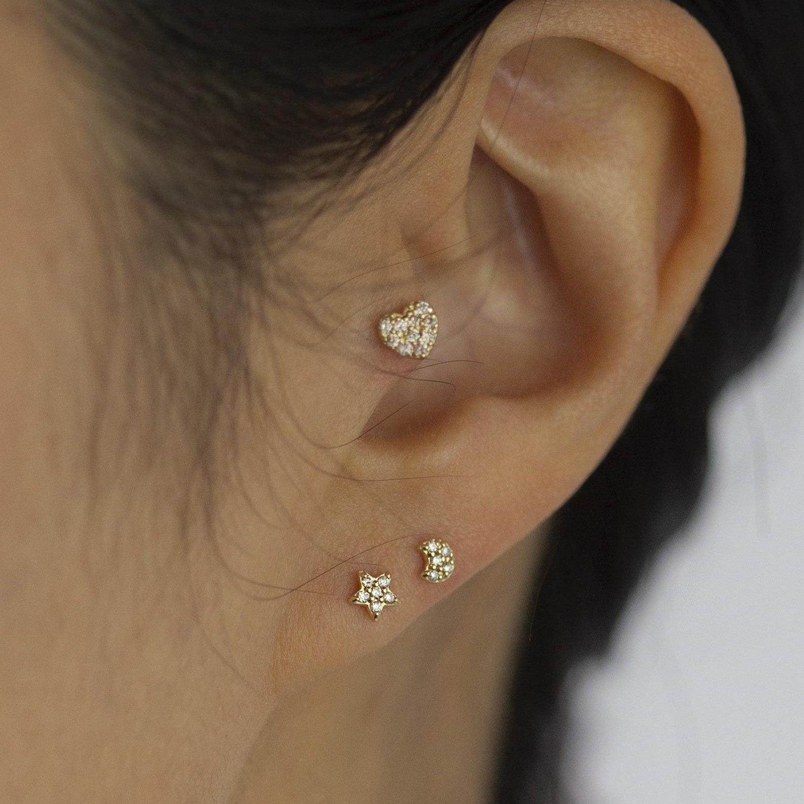 14K Yellowgold mini star stud earring
Can be worn as stud for Cartilage as well.
Minimalist, high quality, and timeless.
Very secure and comfortable to wear.