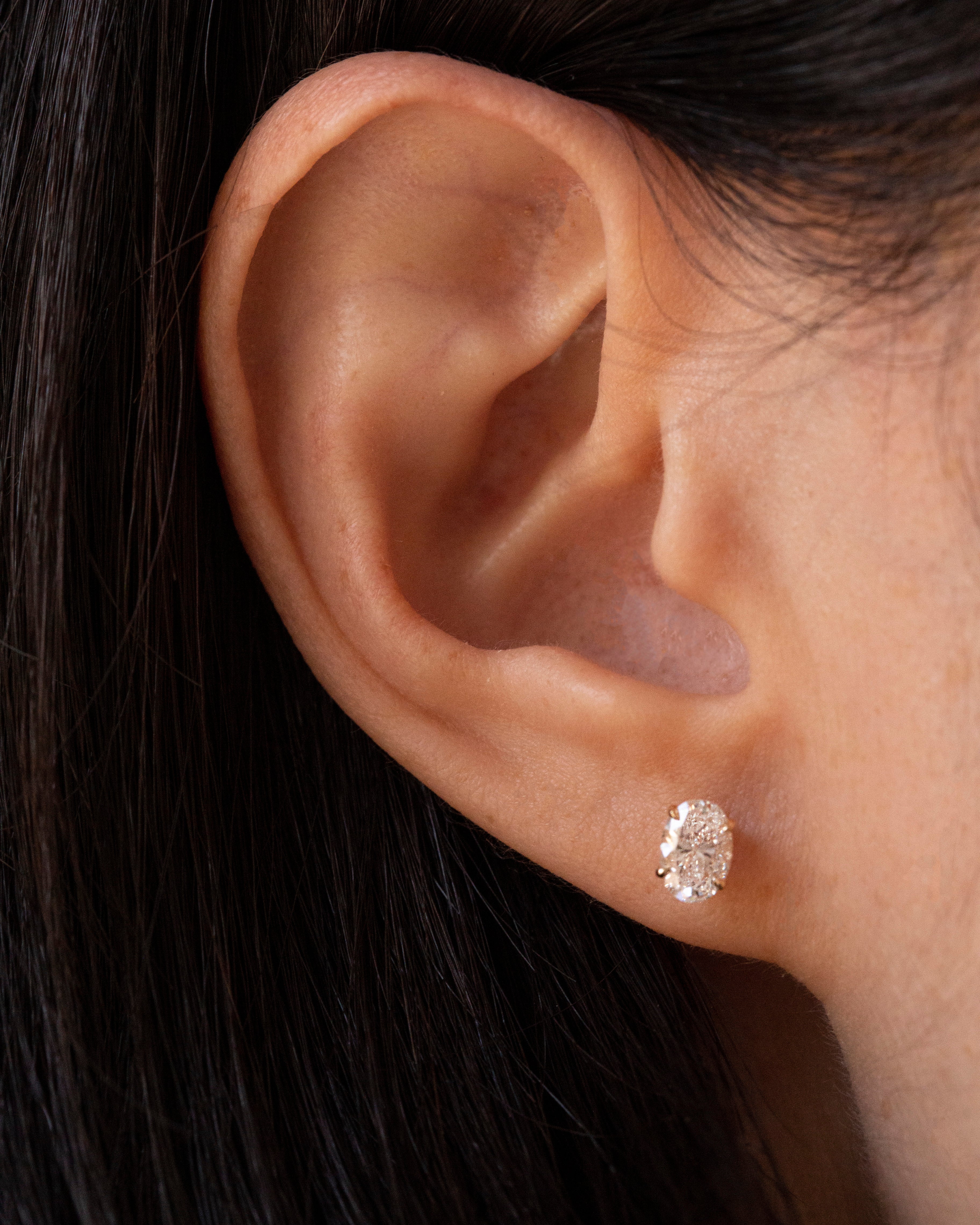 oval diamond solitaire stud earring