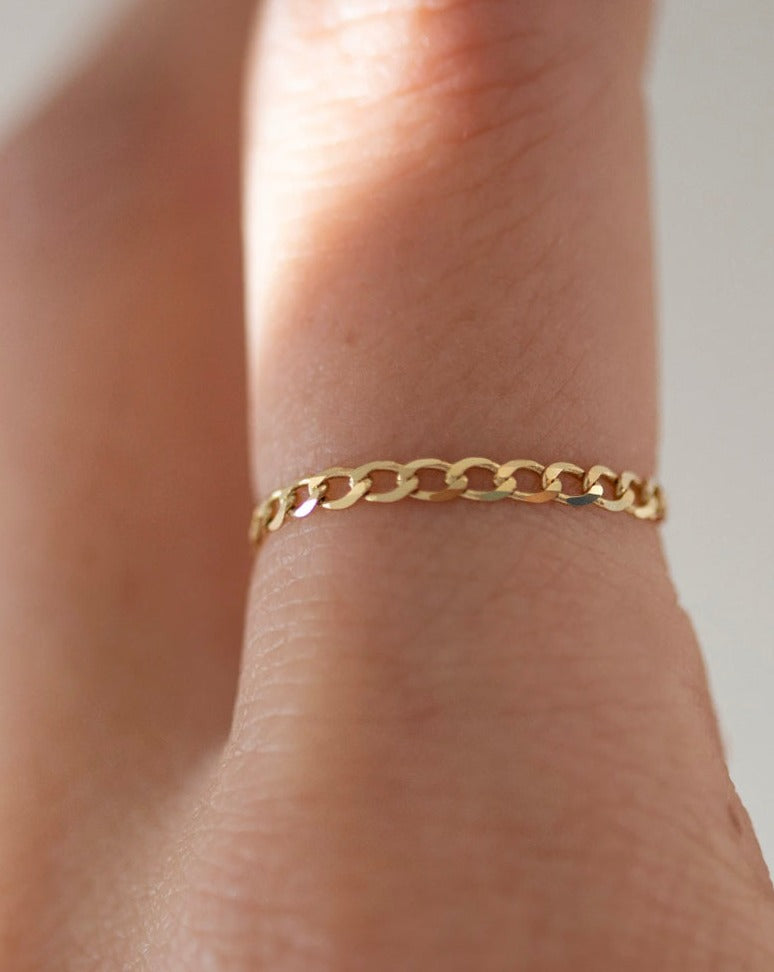 Shinny flat cuban chain ring in 14k gold

This ring is more than just a piece of jewelry- it's a luxurious way to add some shine to your ensemble. Made from high-quality 14k gold, it's designed to last and to elevate your style. Perfect as a stacking ring or by itself.