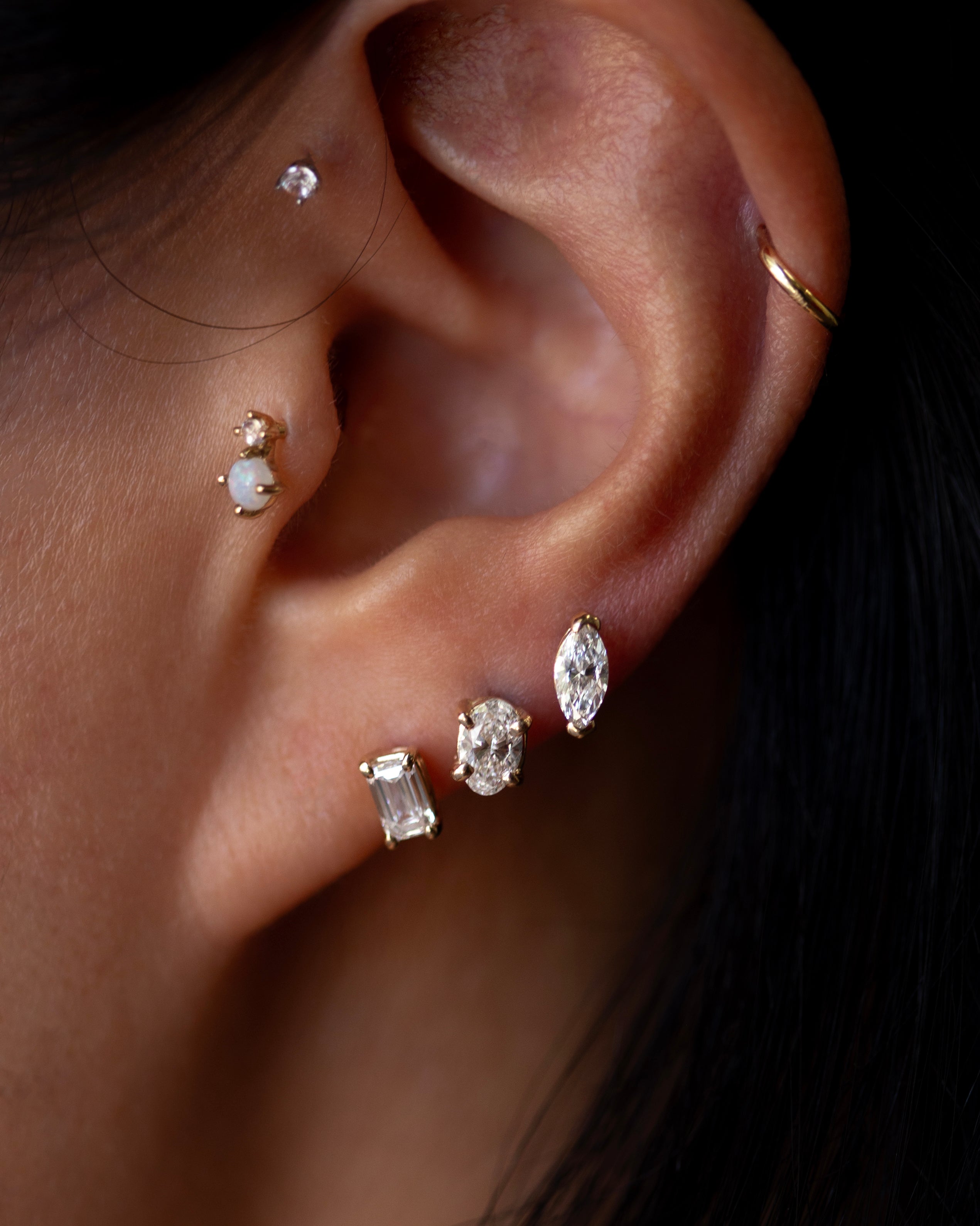 The backing is a ball screw back for 24 hour of comfort.
Perfect every day size, not too small not too overly big.
Minimalist setting makes the diamond stone stand out even more.
Timeless, versatility must have earrings.
Wear it as a solitaire stud or as a diamond ear stack for multiple piercings.
Made with high quality lab grown diamonds.