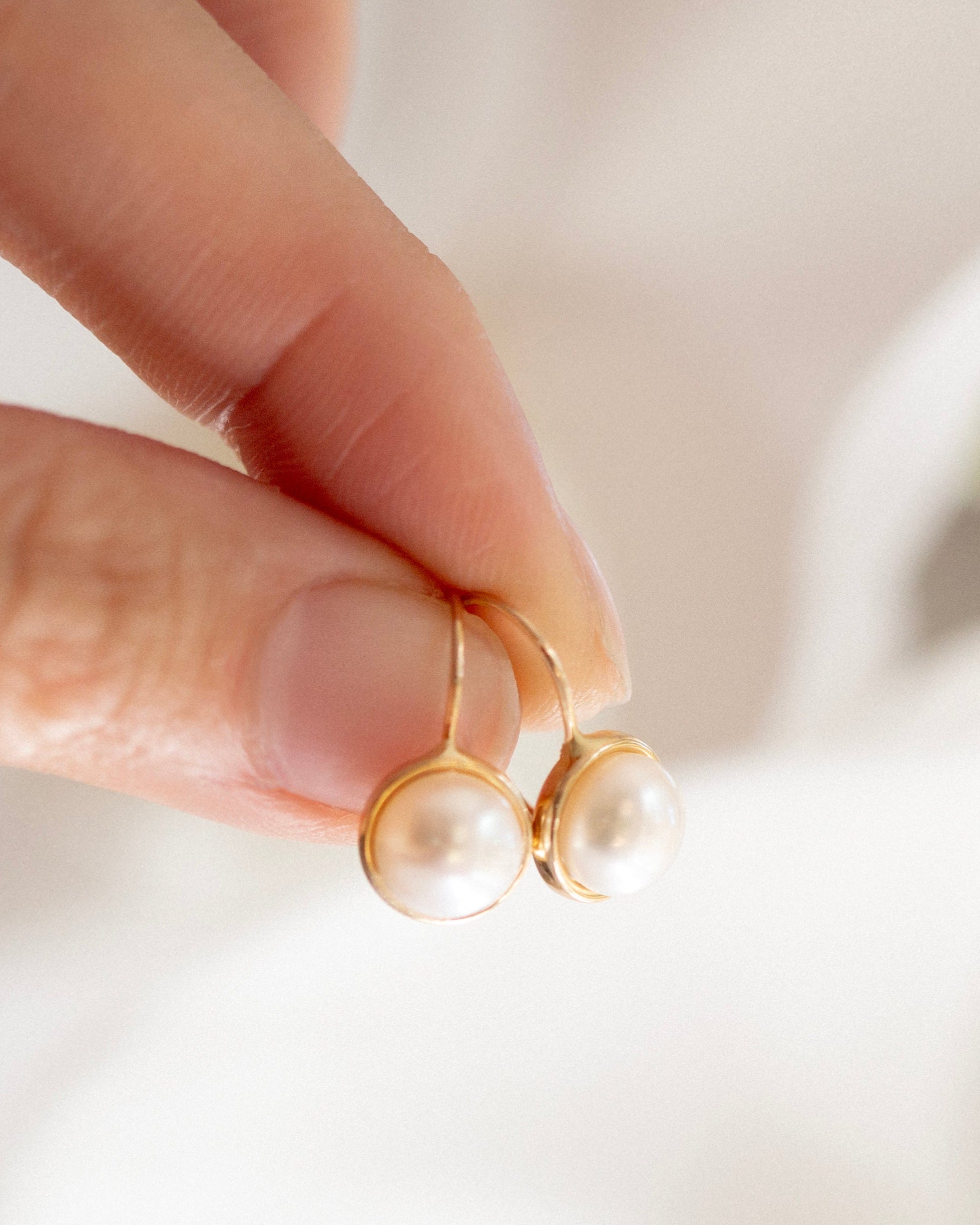 These 14k gold earrings feature a 7mm white cultured pearl and secure lever back closure.