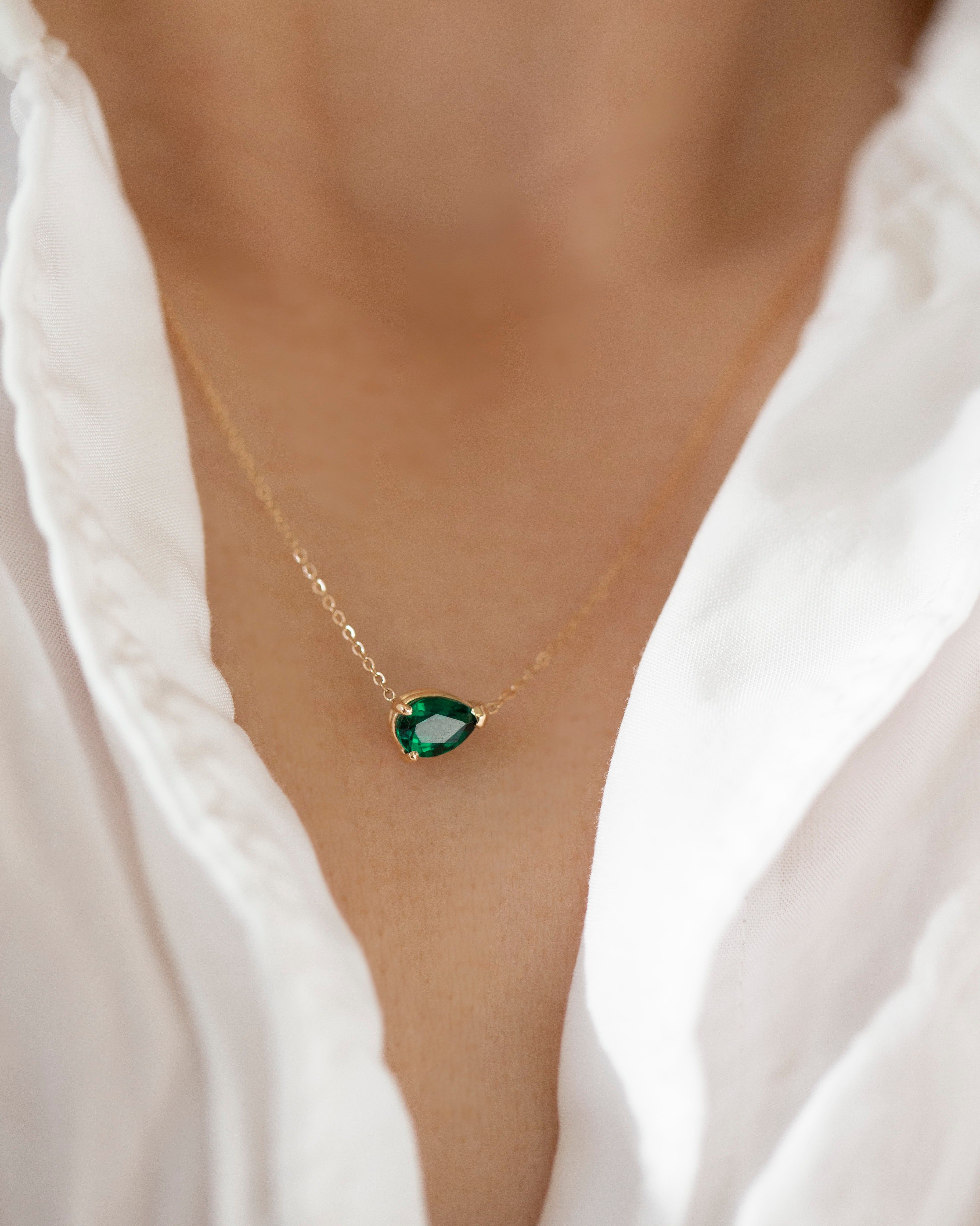 Pear shape Emerald Solitaire necklace 