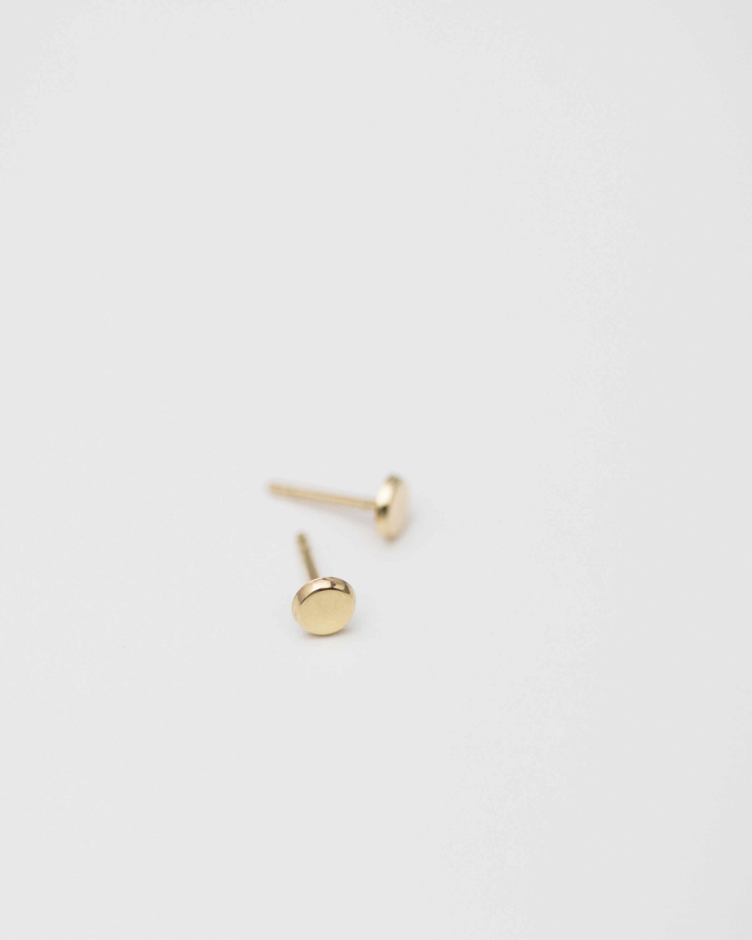 Minimal Mini Button Earrings
Lightest cute small button earrings.