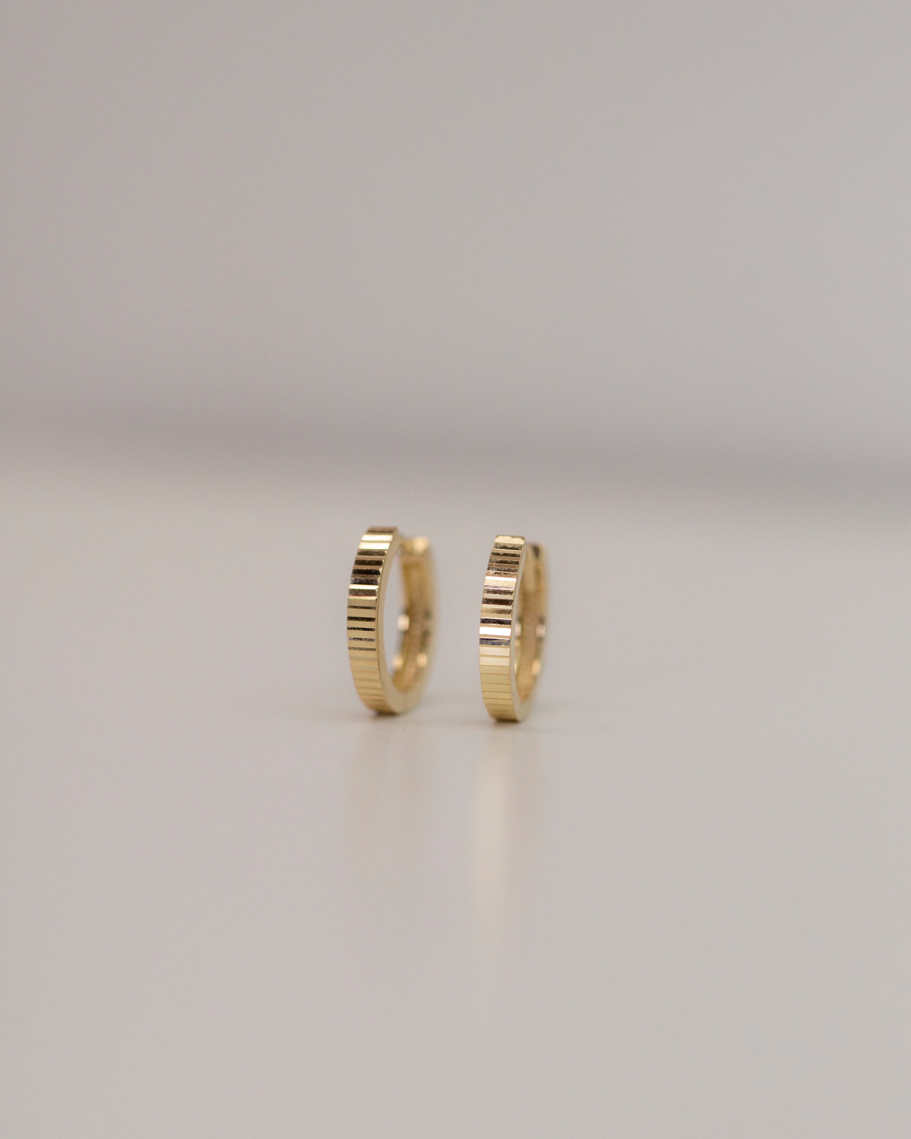 Must have staple piece —
14K Gold light-catching facets fluted cut hoop earrings

Beautiful gold Huggie Hoop Earrings in yellow gold