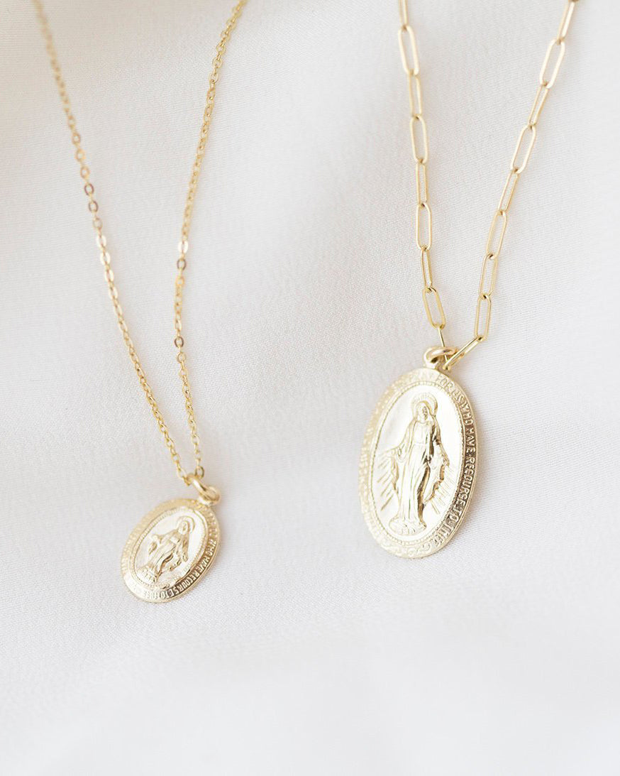 This necklace features a miraculous medal, a widely recognized depiction of the Virgin Mary in the Catholic faith. An ideal present with significance for baptism or Christmas.