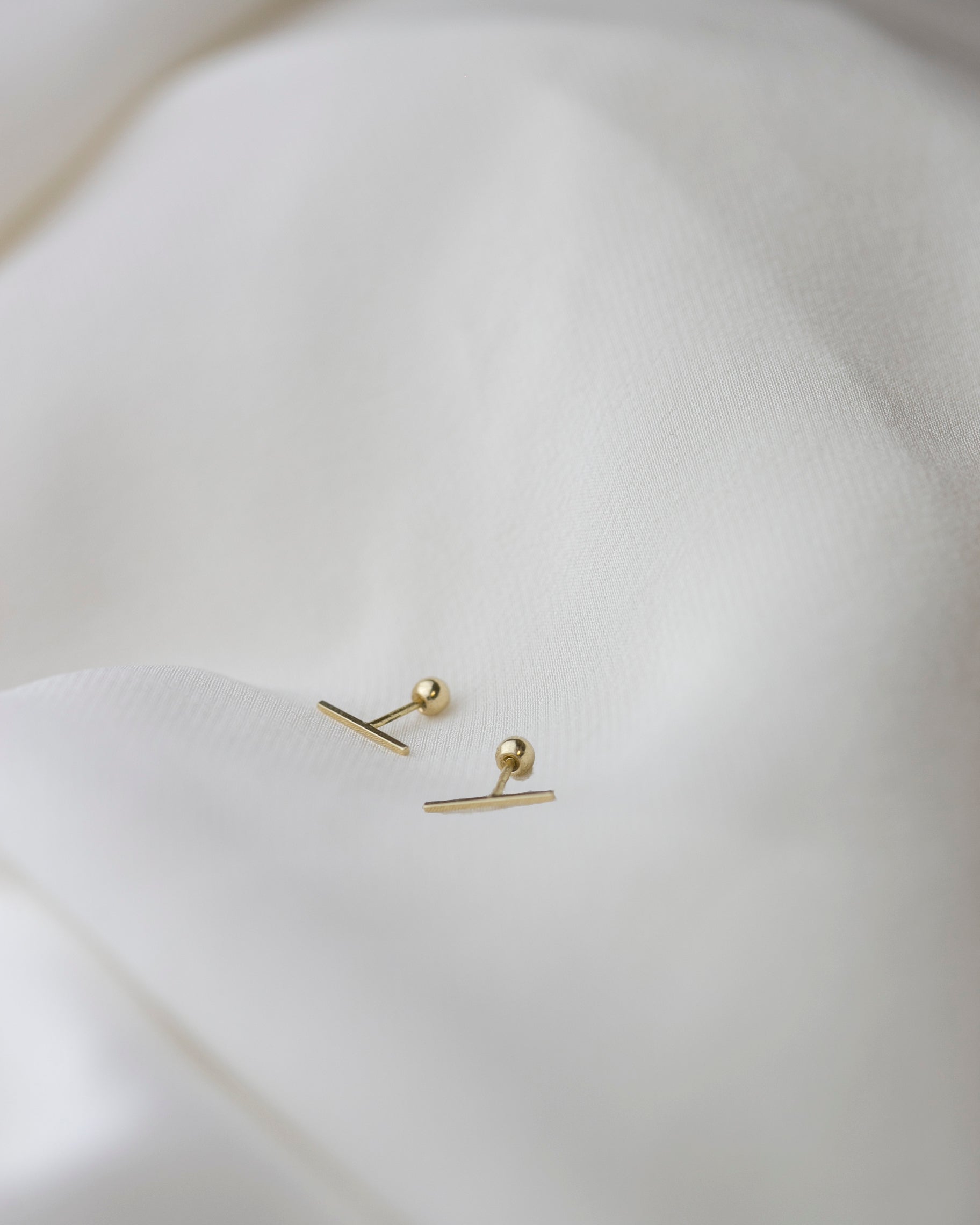 Minimal Mini Bar Earrings
Basic but necessary as your white T !
Lightest cute Line bar earrings with a comfortable ball screw backings.