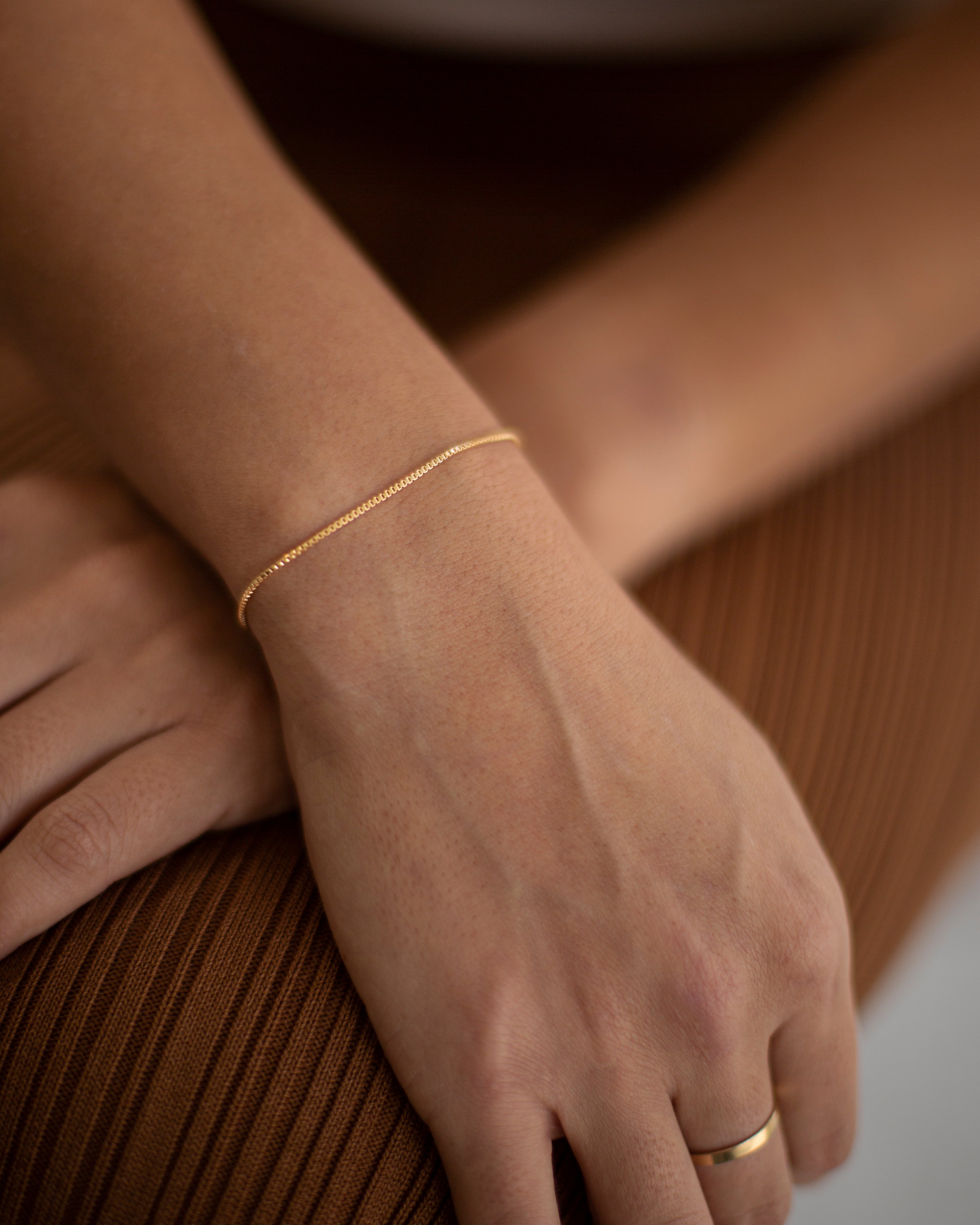 Perfect for adding a shine to your outfit.
Simple and delicate bracelet - Perfect for Stacking &amp; Layering or even alone.
