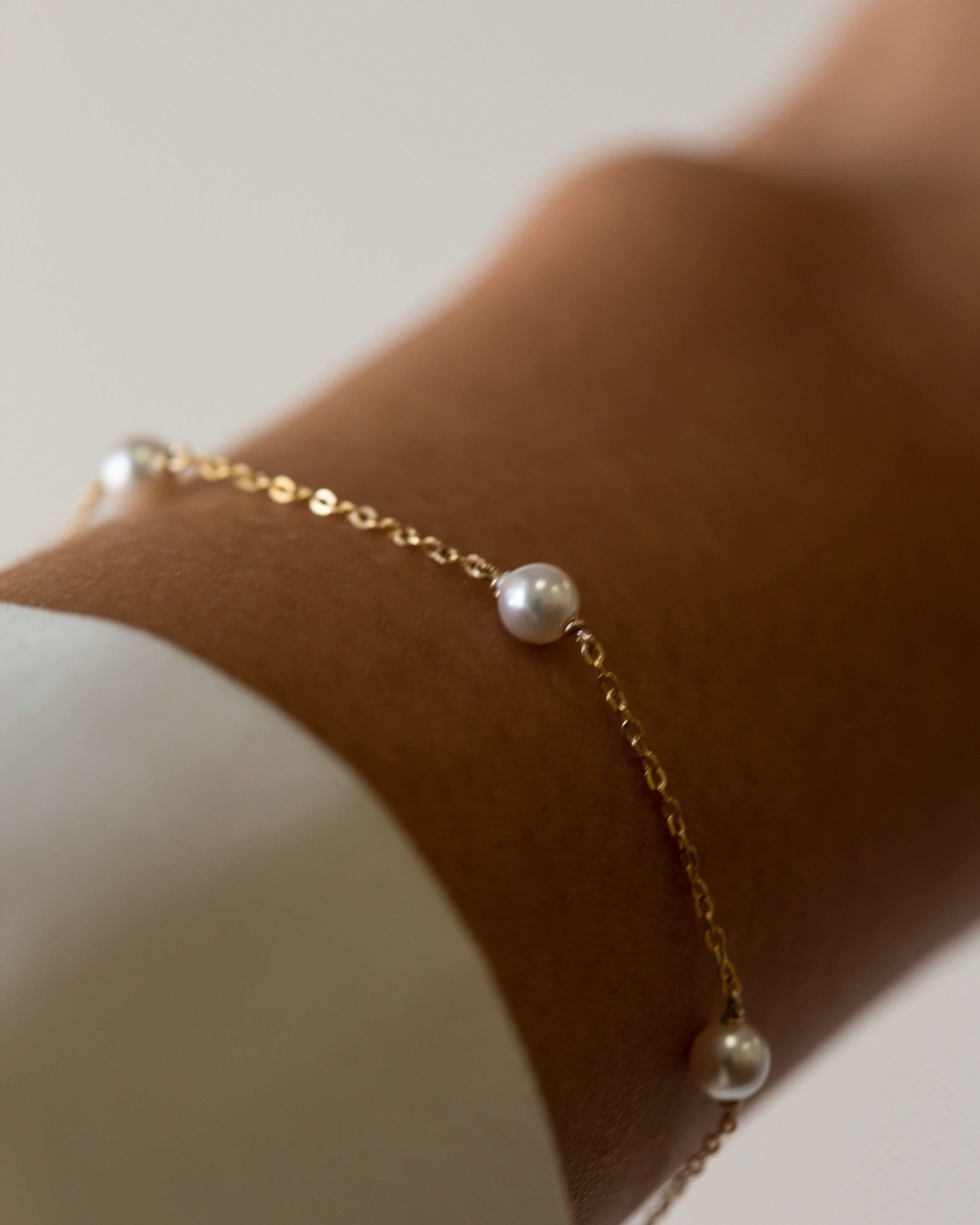 Perfect for everyday and layering!
Simple and delicate bracelet - Perfect for Stacking; Layering or even alone.