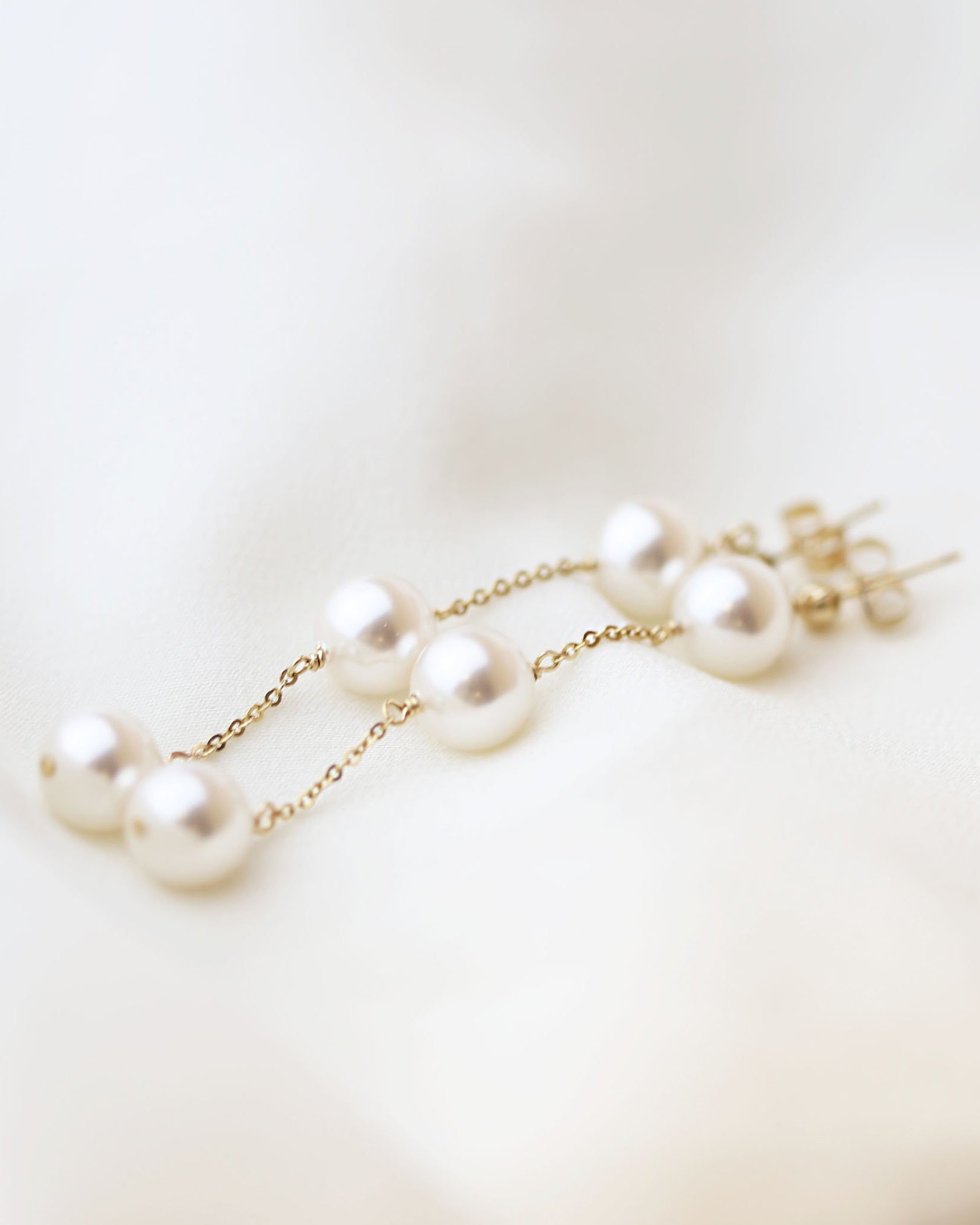 
Elegant drop earring featuring Swarovski pearl stations with a
post earrings and backings

Perfect bridesmaids gift or for bridal jewelry
