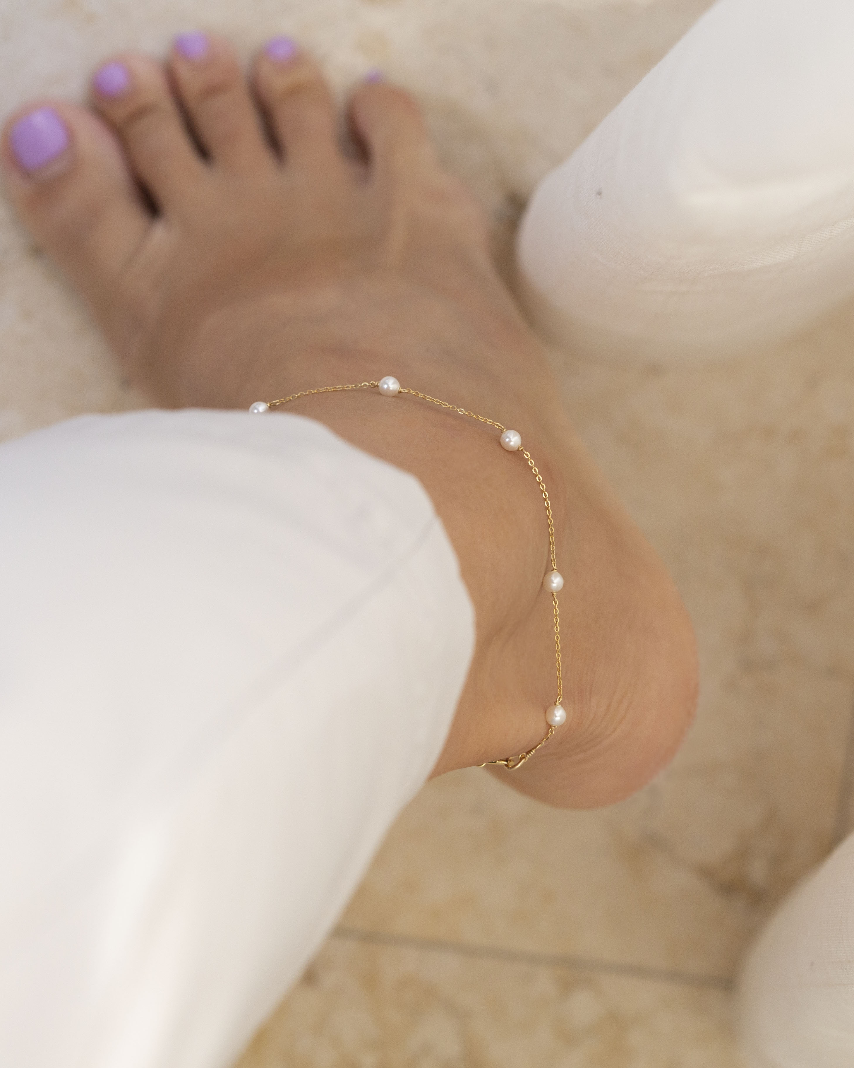 Dainty Pearl Anklet
The Dainty Pearl Anklet is a timelessly romantic piece of jewelry. Crafted from sterling silver and Swarovski pearls, this elegant anklet adds a touch of delicate sophistication to any outfit - from slippers to heels.