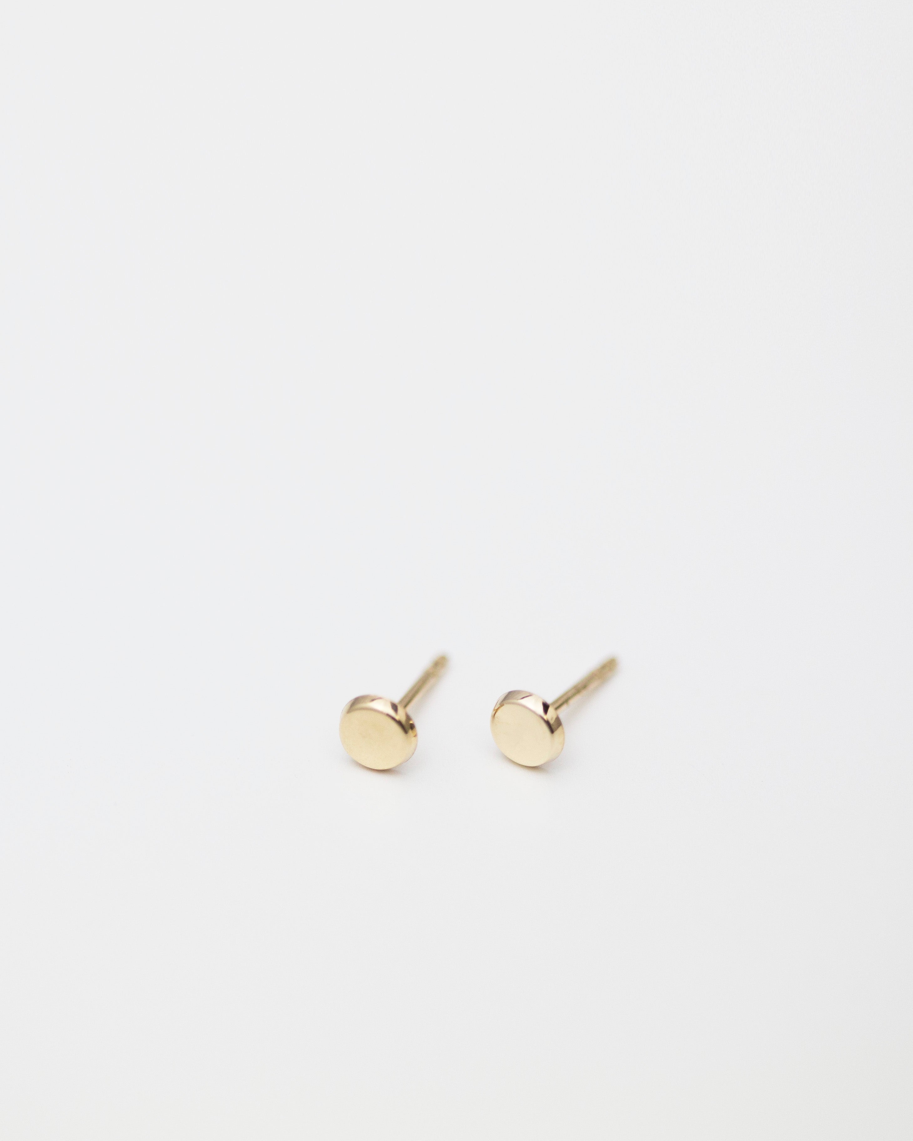Minimal Mini Button Earrings
Lightest cute small button earrings.